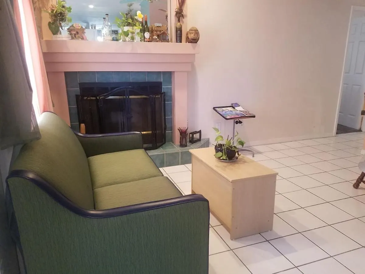 Cozy And Conveniently Located Pool Home With Free Wifi Tampa